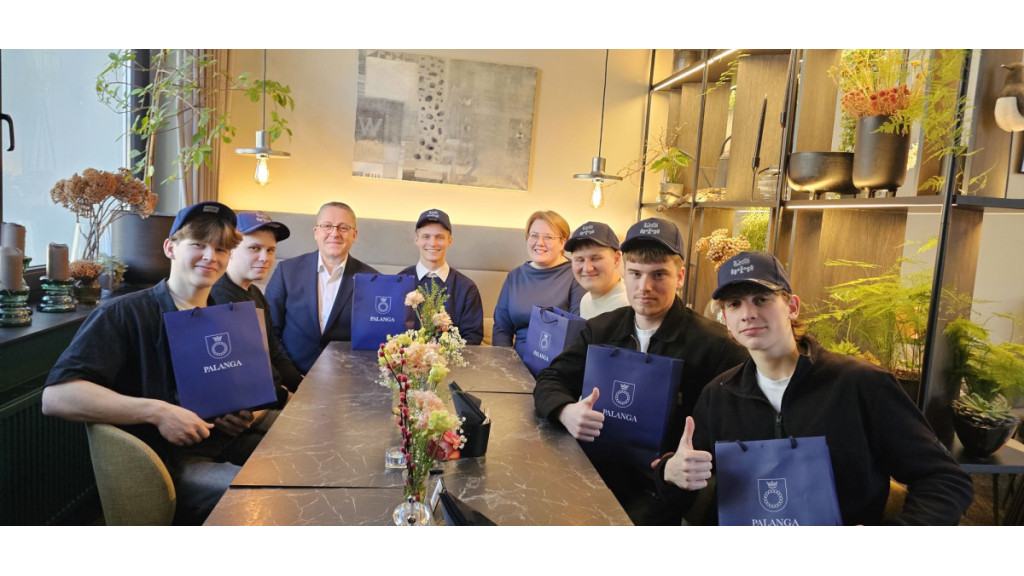 Visoje šalyje išgarsėję Palangos sniego kasėjai savo istorijomis su kurorto meru ir vicemere pasidalijo prie pietų stalo