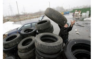 Kas išauklės vairuotojus - padangos keičiamos ir metamos bet kur