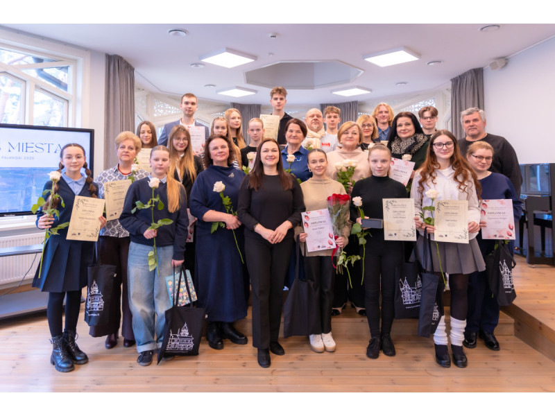 Poezijos konkurso organizatoriai, komisijos nariai ir laureatai