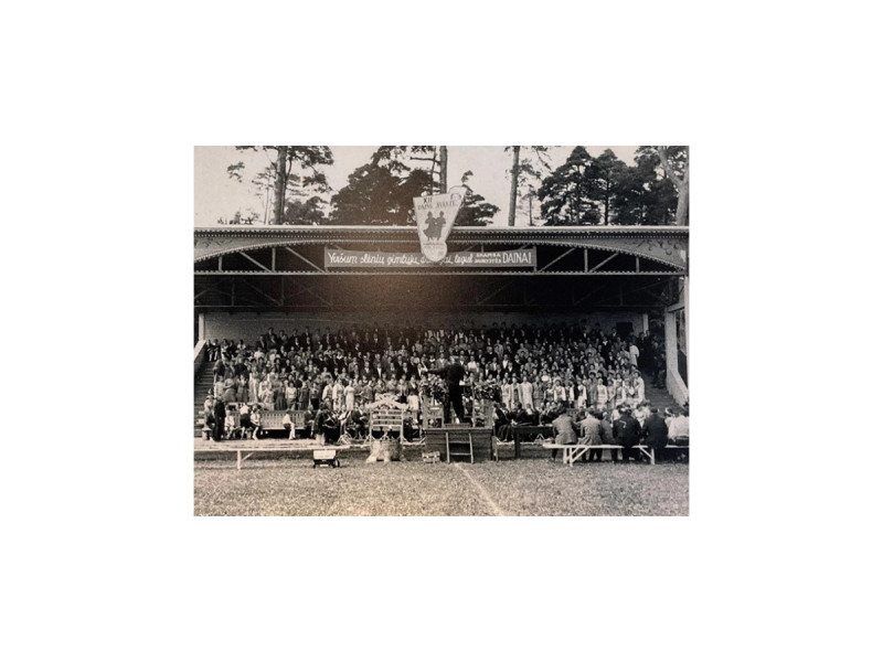 Dainų šventė Kretingos stadione 1961 m. Kretingos muziejaus nuotr.