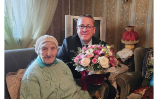 Meras Šarūnas Vaitkus pasveikino palangiškę Elzbietą su 100 metų jubiliejumi 