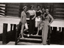 Palangos pliaže, iš kairės stovi teta Libalė, Etos draugė Šorkė, teta Rachilė, neatpažintas vyras ir Eta