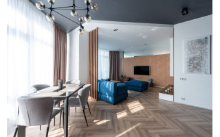 Kiek žmonių telpa prie 140 cm stalo?