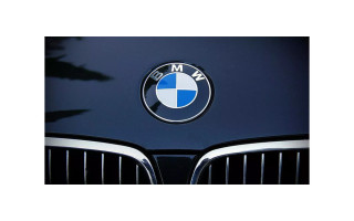 Palangoje nuo kelio nuvažiavo BMW: vairuotojas nuėjo į gyvenamąjį namą