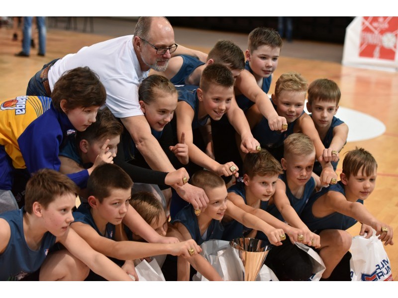 Nugalėtojams čempionato metu buvo įteiktos NBA čempionų žiedų kopijos ir taurė.