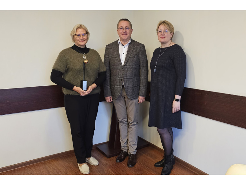 Savivaldybės Švietimo skyriaus vedėja Laima Nedzveckienė (kairėje)