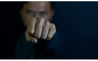 Kelyje į Palangą užblokavo moters automobilį, sumušė vairuotoją