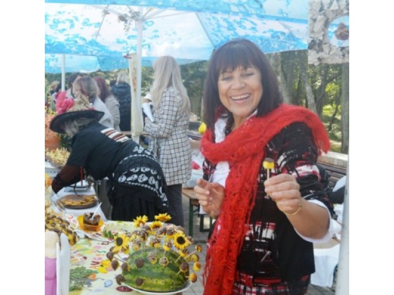„Šeimininkių šeimininkės 2013” titulą pelniusi D. Kunčienė vaišino iš moliūgų padarytais ir šokoladu aplietais čiulpinukais.