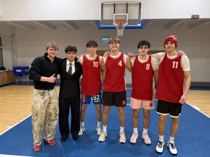 „Naktinis Kalėdinis krepšinis“ Palangos senojoje gimnazijoje – tradicija, vienijanti kartas (FOTO GALERIJA)