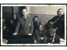 Kauno geto orkestro nariai Michelis Hofmekleris, Borisas Stupelis, Šmaja Stupelis (žuvo Dachau). Už jų - trylikametis smuikininkas Yankale. Yad Vašem archyvo nuotrauka