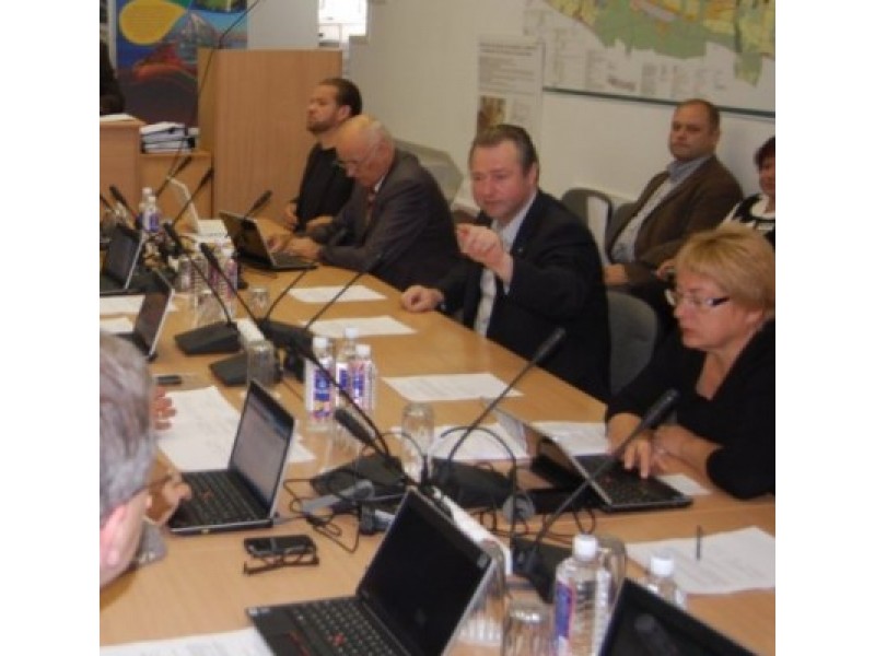 Posėdis be mero: be reveransų „etatinėms“ kalbėtojoms ir su priverstinėmis pertraukėlėmis