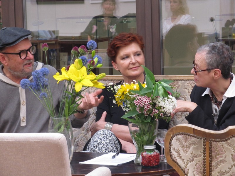 R. Rastausko, V. Gineitytės ir A. Jacovskytės pokalbis kūrė itin jaukią ir intymią parodos atidarymo atmosferą.