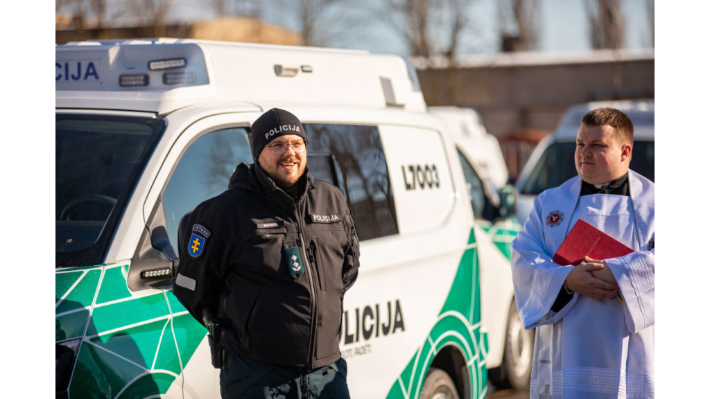 Naujuosius tarnybinius automobilius pašventino Klaipėdos apskrities VPK kapelionas, kun. Antanas Budreckas. Policijos nuotr.