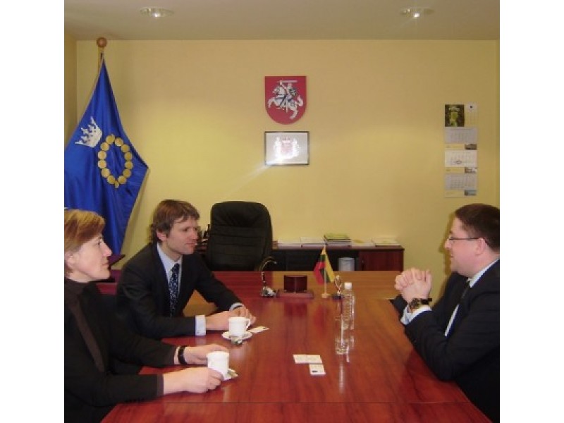 (Iš dešinės) Palangos meras Š.Vaitkus susitiko su susisiekimo viceministru A.Šliupu bei Palangos oro uosto direktore J.Jucevičiūte.