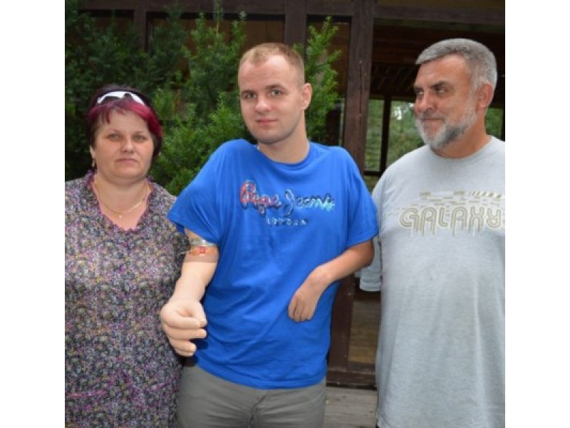 Martyno Girulio (centre) džiaugsmu dėl bioninės rankos dalijasi jo mama Danguolė ir Švedijos humanitarinės organizacijos atstovas Lietuvoje Tomas Girčius.