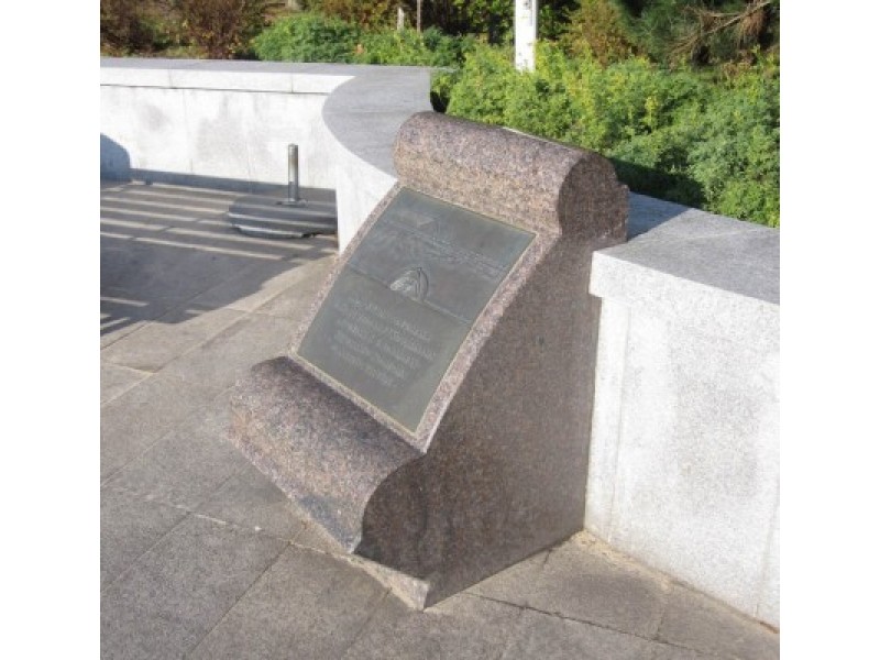 1989-ųjų rugpjūčio mėnesį Jūratės ir Kastyčio skvere atidengta Regimanto Midvikio sukurta granitinė stela, įamžinusi vietą, kur vyko pirmasis lietuviškas viešas spektaklis. /  K. Litvinienės nuotr. 