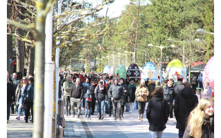 Poilsiautojų minioje prie jūros – ir šalies vadovas