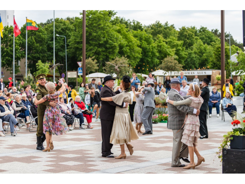 Savaitgalį Šventojoje vyks išskirtinis retro festivalis – menininkų skveras ir šokiai su svingo karalienėmis „The Ditties“