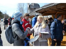 Mero patarėja K.Kubeldzienė žygį įveikusiems jo dalyviams įteikė padėkas. / Palangos kultūros centro nuotr.