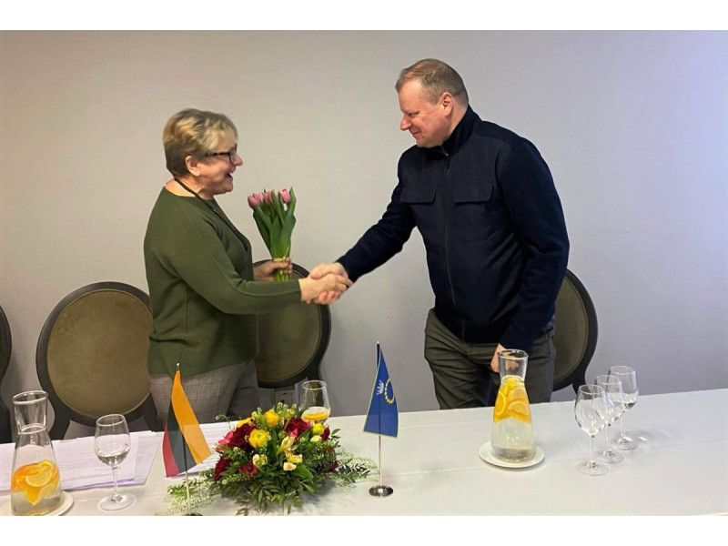 Demokratų sąjungos „Vardan Lietuvos“ pirmininkas Saulius Skvernelis sveikina Palangos skyriaus pirmininke išrinktą  Eleną Kuznecovą