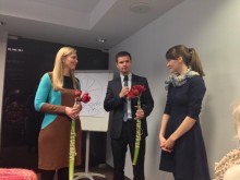 (Iš kairės) TS-LKD Jaunimo bendruomenės įkūrėja A. Bilotaitė ir P. Saudargas sveikina naujai išrinktą pirmininkę R. Morkūnaitę.