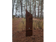 Rūdinto plieno informacinis stendas su QR kodu