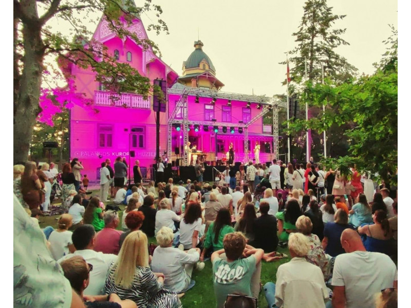 Naujas atostogų kultūros tradicijas žadantis „Palangos parko festivalis“, Gintaro muziejus savaitgalį pribloškė spalvomis ir garsais