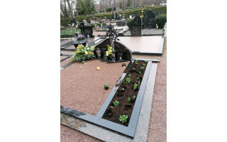 Stirnos išvartė ir apkramtė ant kapo sudėtas gėles, bet Palangos komunalinio ūkio direktorius kratosi minties dėl kapinių sargo: „Mirusiems reikia ramybės, o ne sargo"