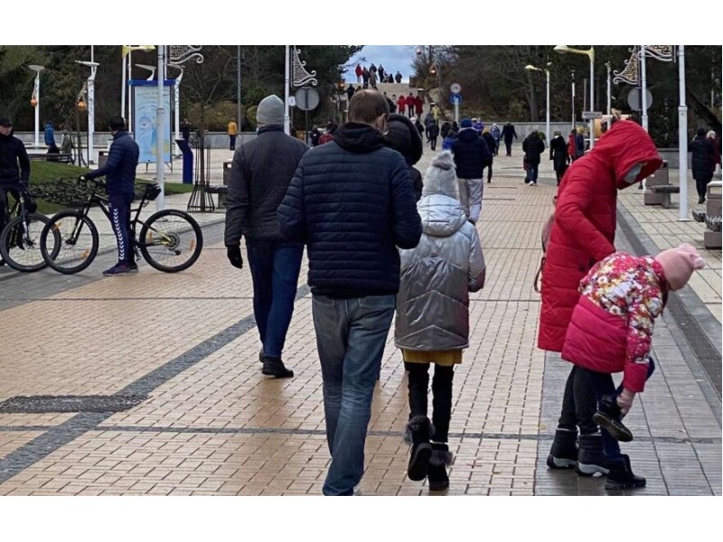Minios žmonių – ne tik prie eglučių: į Palangą savaitgalį plūdo poilsiautojai