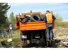 Vien senų padangų komunalininkų padedami talkininkai pririnko pilną sunkvežimį.