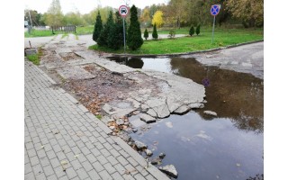 Išpuoselėtoje Palangoje – griuvena automobilių stovėjimo aikštelė