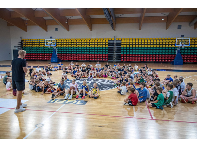 Palangoje atidaryta krepšinio stovykla, subūrusi daugiau nei 100 jaunųjų sportininkų