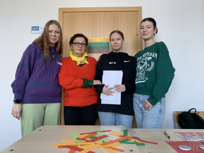 Gimnazistės pirmokės ir istorijos mokytoja Ilona Pociuvienė kvietė žaismingai minėti Vasario 16-ąją