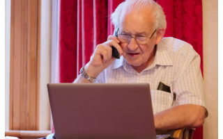 Pensininkas parsisiuntė susirašinėjimo ir vaizdo skambučių programėlę: rusakalbiai sukčiai auką užuodė greitai