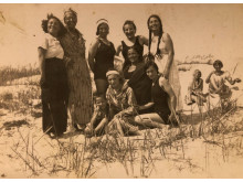 Palangos pliažo kopose, iš kairės sėdi Preidė Leizeris Benjaminovičius, Rachilė, viduryje stovi Etos draugė Šorkė