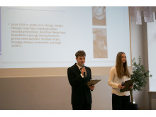 Renginį vedė trečiokai gimnazistai Ugnė Šopagaitė ir Dominik Trimailov. 