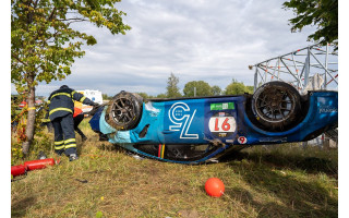 Pamatykite: kraupi avarija lenktynėse Palangoje – automobilis rėžėsi į operatorių bokštelį