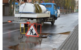 Vanduo iš vandentiekio linijos buvo išleidžiamas dėl Žvejų ir Vytauto gatvių sankryžos remonto bei vandentiekio kameros rekonstrukcijos.