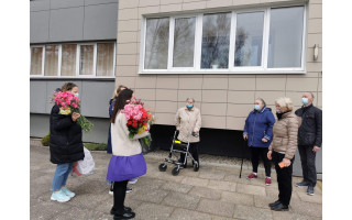 Per gerumo akciją „Padovanok gėlę mamai iš senelių namų“ gėlių ir dovanėlių sulaukė 40 Palangos senelių (FOTO SESIJA)