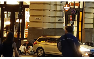 Pavežėjo automobilis, kuriame sėdėjo europarlamentarė Rasa Juknevičienė, partrenkė merginas ir pasišalino iš įvykio vietos, R. Juknevičienė net neišlipo (NUOTRAUKOS)