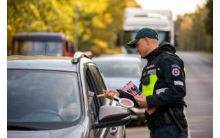 Klaipėdos apskrityje vairuotojams vėl dalyti ultragarso švilpukai, kelyje galintys padėti apsisaugoti nuo susidūrimo su laukiniu gyvūnu