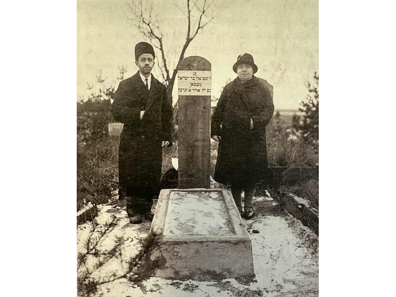 Baruchas ir Malka Gutmanai prie senelio Šmuelio Gutmano kapo Palangos senosiose žydų kapinėse, 1935 metai. Iš Barucho Gutmano šeimos archyvo