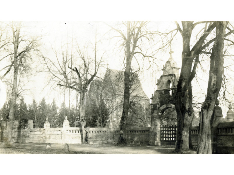 Nuotr. iš KM fondų. Kretingos kapinių tvora ir Tiškevičių koplyčia XX a. 3 dešimtm.