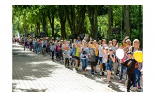 Buriama socialinės akcijos „Pasveikink jūrą Palangoje“ savanorių komanda – padėkite vaikams sukurti šventę