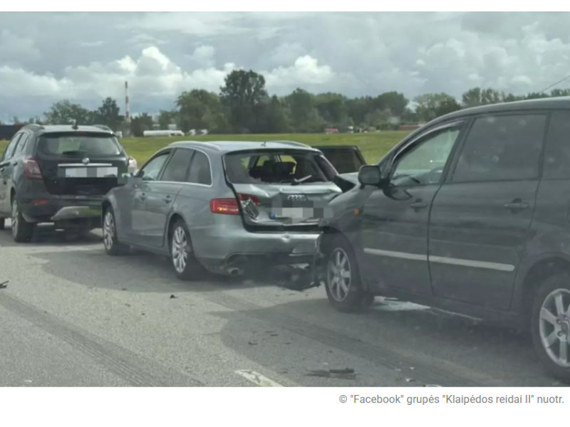 Palangos plente susidūrė trys automobiliai: sužalojimų išvengti nepavyko