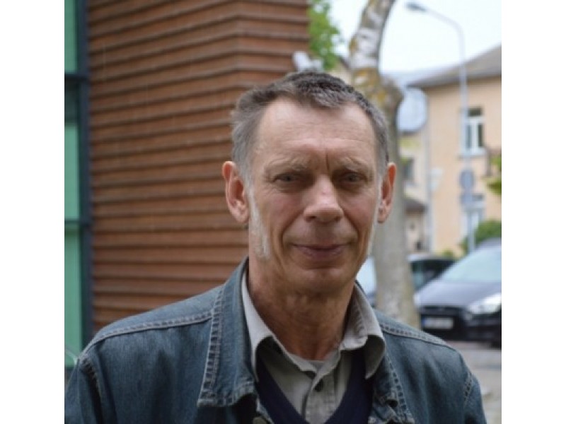 „Reikalauju, kad jau pastatytos skulptūros būtų nukeltos nuo kalno ir paskelbtas viešas konkursas joms išdrožti,“- teigė į redakciją užėjęs V. Vaičiūnas, gyvenantis Vydmantuo