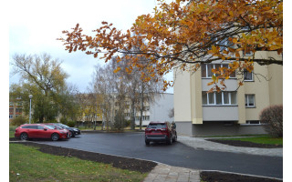 Tęsiami daugiabučių gyvenamųjų namų aplinkos tvarkymo darbai – kurorto gyventojų kiemai taps jaukesni
