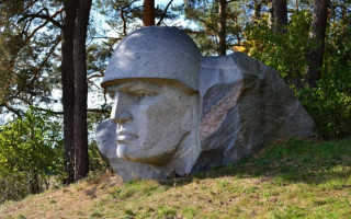 Keturios savivaldybės prašo pavaldosaugininkų naikinti sovietinių memorialų apsaugą