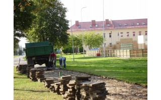 Šventojoje tvarkomas  Mokyklos gatvės šaligatvis