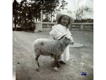 Grafaitė Tiškevičiūtė su ėriuku Velykų rytą rūmų terasoje. Nežinomas fotografas, XX a. pr. 